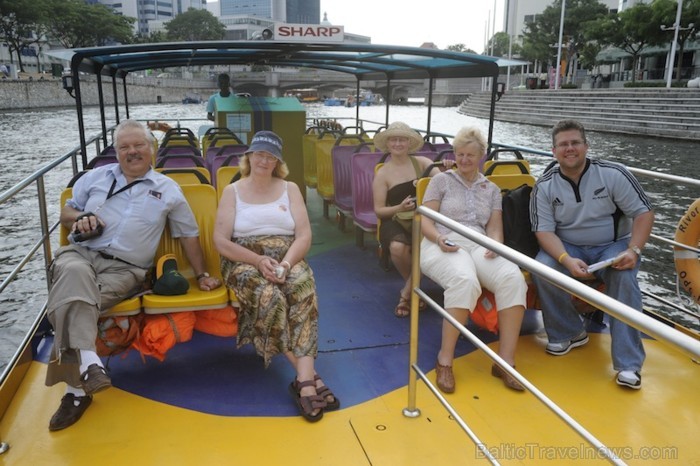Grupa braucienā pa Singapūras centrālo upi - viena no īsākajām upēm, pa kuru var doties izbraukumā ar laivu – kopā 1,5 kilometri - www.traveltime.lv 89579
