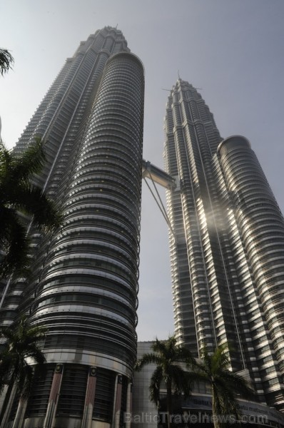 Petronas torņi Kuala Lumpur,  kas ilgu laiku bija pasaulē augstākā celtne - www.traveltime.lv 89587