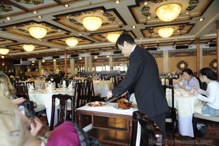 Viesmīlis restorānā JUMBO gatavo Pekinas pīli - www.traveltime.lv 89594
