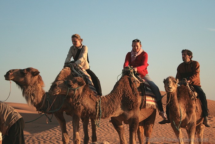 Dodies ar kamieli iepazīt Sahāras saullēktu Tunisijā. Vairāk informācijas par Tunisiju kā tūrisma galamērķi www.tourisme.gov.tn 90034