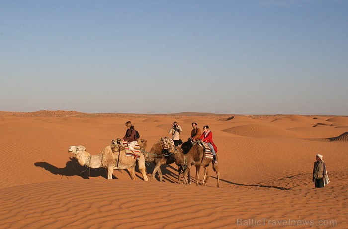 Dodies ar kamieli iepazīt Sahāras saullēktu Tunisijā. Vairāk informācijas par Tunisiju kā tūrisma galamērķi www.tourisme.gov.tn 90051