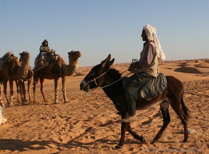 Dodies ar kamieli iepazīt Sahāras saullēktu Tunisijā. Vairāk informācijas par Tunisiju kā tūrisma galamērķi www.tourisme.gov.tn 90053
