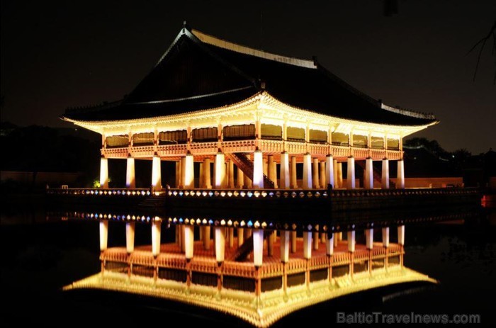 Gyeongbokgung pils. Šī bijusi  Joseon dinastijas pils – galvenā mītnes vieta. Šeit karalis satika savu galmeniekus un vadīja valsts pārvaldi - www.vis 90183