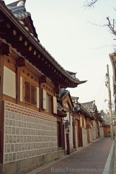 Bukchon Hanok ciemats – vieta, kur redzamas korejiešu tradicionālās ēkas. Cilvēki joprojām dzīvo šajās ēkās un dažas no tām ir pat 100 gadus vecas - w 90186