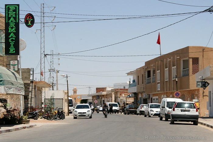 Douz – ir tipisks Tunisijas ciemats tuksnesī: tirdziņos šeit var nopirkt berberu rotaslietas un kamieļu ādas izstrādājumus, iedzīvotāji audzina vēja s 90288