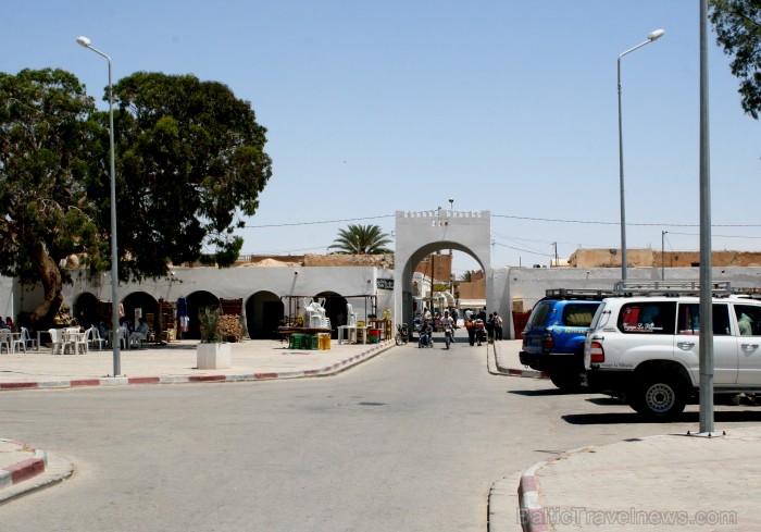 Douz – ir tipisks Tunisijas ciemats tuksnesī: tirdziņos šeit var nopirkt berberu rotaslietas un kamieļu ādas izstrādājumus, iedzīvotāji audzina vēja s 90289