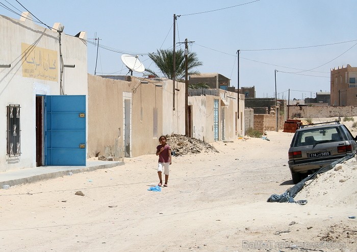 Douz – ir tipisks Tunisijas ciemats tuksnesī: tirdziņos šeit var nopirkt berberu rotaslietas un kamieļu ādas izstrādājumus, iedzīvotāji audzina vēja s 90297