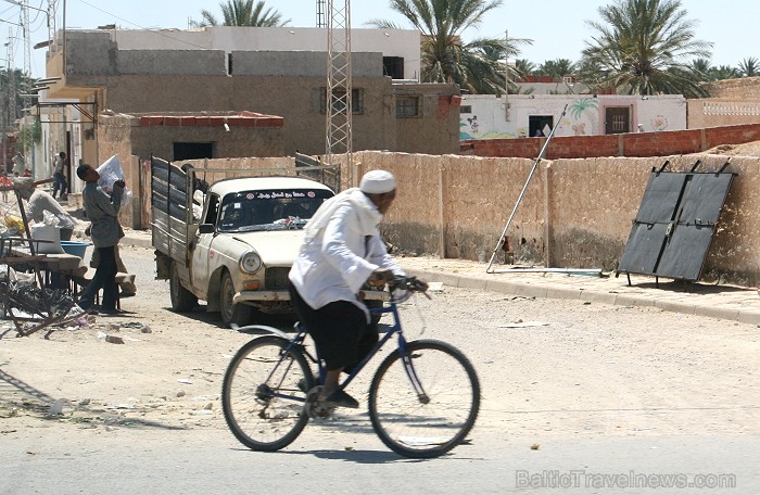 Douz – ir tipisks Tunisijas ciemats tuksnesī: tirdziņos šeit var nopirkt berberu rotaslietas un kamieļu ādas izstrādājumus, iedzīvotāji audzina vēja s 90298