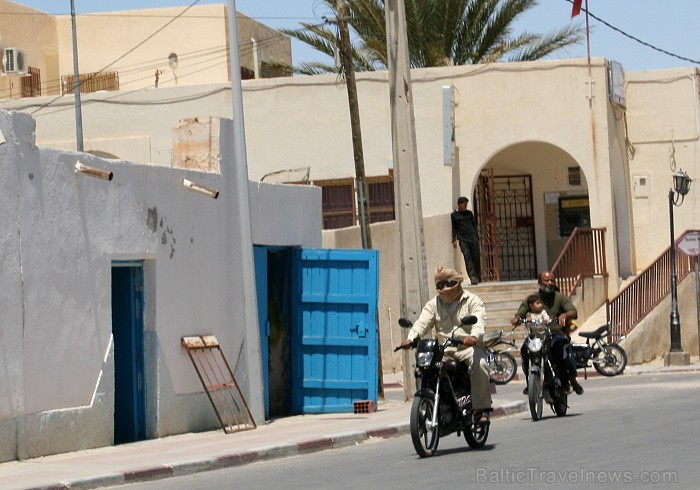 Douz – ir tipisks Tunisijas ciemats tuksnesī: tirdziņos šeit var nopirkt berberu rotaslietas un kamieļu ādas izstrādājumus, iedzīvotāji audzina vēja s 90301