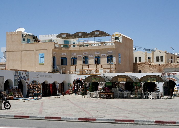 Douz – ir tipisks Tunisijas ciemats tuksnesī: tirdziņos šeit var nopirkt berberu rotaslietas un kamieļu ādas izstrādājumus, iedzīvotāji audzina vēja s 90303