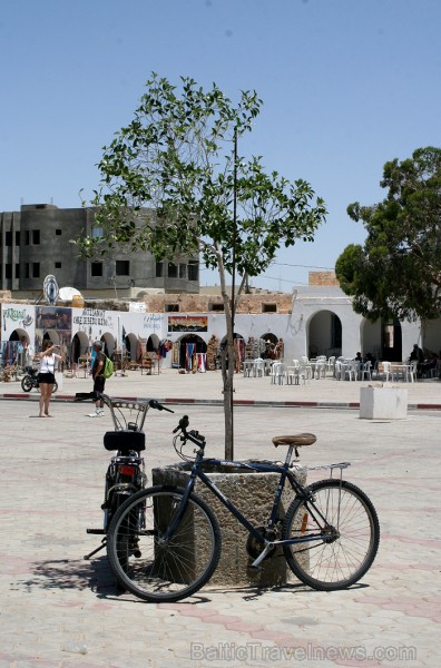 Douz – ir tipisks Tunisijas ciemats tuksnesī: tirdziņos šeit var nopirkt berberu rotaslietas un kamieļu ādas izstrādājumus, iedzīvotāji audzina vēja s 90304