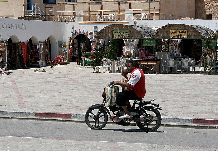 Douz – ir tipisks Tunisijas ciemats tuksnesī: tirdziņos šeit var nopirkt berberu rotaslietas un kamieļu ādas izstrādājumus, iedzīvotāji audzina vēja s 90305