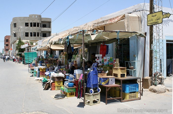 Douz – ir tipisks Tunisijas ciemats tuksnesī: tirdziņos šeit var nopirkt berberu rotaslietas un kamieļu ādas izstrādājumus, iedzīvotāji audzina vēja s 90309