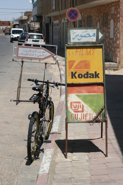 Douz – ir tipisks Tunisijas ciemats tuksnesī: tirdziņos šeit var nopirkt berberu rotaslietas un kamieļu ādas izstrādājumus, iedzīvotāji audzina vēja s 90310