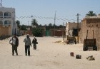 Douz – ir tipisks Tunisijas ciemats tuksnesī: tirdziņos šeit var nopirkt berberu rotaslietas un kamieļu ādas izstrādājumus, iedzīvotāji audzina vēja s 4