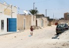 Douz – ir tipisks Tunisijas ciemats tuksnesī: tirdziņos šeit var nopirkt berberu rotaslietas un kamieļu ādas izstrādājumus, iedzīvotāji audzina vēja s 10