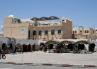 Douz – ir tipisks Tunisijas ciemats tuksnesī: tirdziņos šeit var nopirkt berberu rotaslietas un kamieļu ādas izstrādājumus, iedzīvotāji audzina vēja s 16