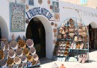 Douz – ir tipisks Tunisijas ciemats tuksnesī: tirdziņos šeit var nopirkt berberu rotaslietas un kamieļu ādas izstrādājumus, iedzīvotāji audzina vēja s 19