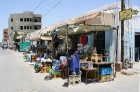 Douz – ir tipisks Tunisijas ciemats tuksnesī: tirdziņos šeit var nopirkt berberu rotaslietas un kamieļu ādas izstrādājumus, iedzīvotāji audzina vēja s 22