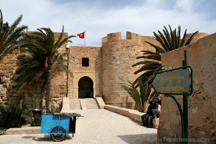Ghazi Mustapha Fort ir nozīmīgs tūrisma objekts Džerbas salā (Tunisija). Tas tika celts 15.gds., kad sultāns Abu Fares gatavojās cīņai pret spāņu kara 90352