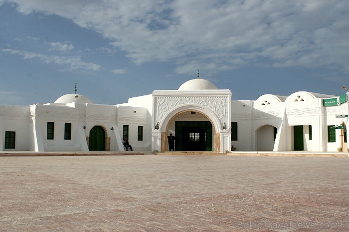 Guellala ciematā (Džerba, Tunisija) atrodas etnogrāfijas muzejs. Te var iepazīt Tunisijas tautas vēsturi: tradīcijas, paražas, kāzu rituālus, bērna pi 90428
