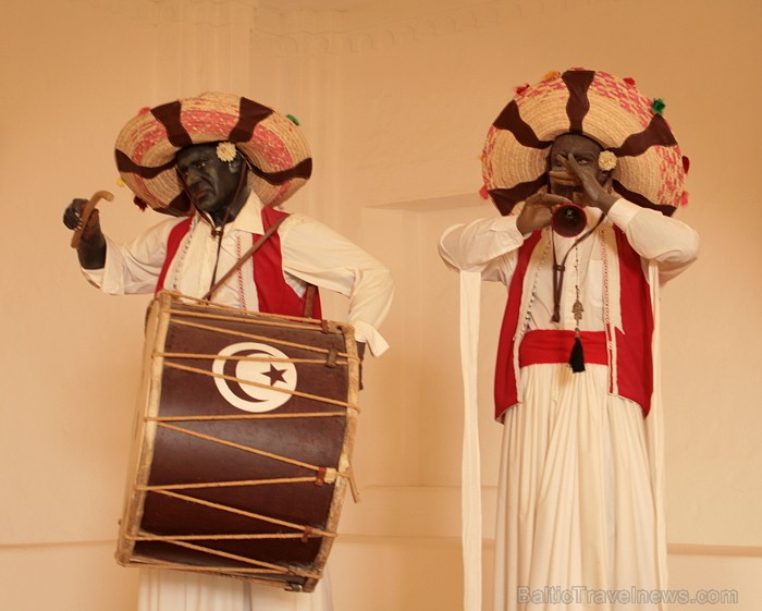 Guellala ciematā (Džerba, Tunisija) atrodas etnogrāfijas muzejs. Te var iepazīt Tunisijas tautas vēsturi: tradīcijas, paražas, kāzu rituālus, bērna pi 90434
