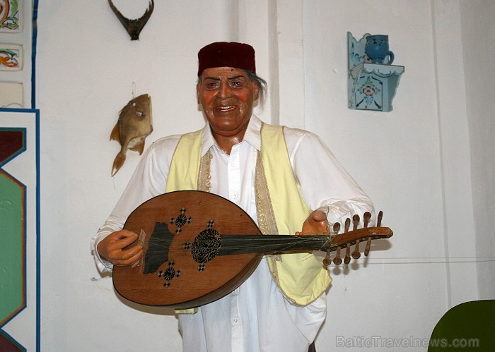 Guellala ciematā (Džerba, Tunisija) atrodas etnogrāfijas muzejs. Te var iepazīt Tunisijas tautas vēsturi: tradīcijas, paražas, kāzu rituālus, bērna pi 90440