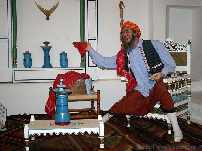 Guellala ciematā (Džerba, Tunisija) atrodas etnogrāfijas muzejs. Te var iepazīt Tunisijas tautas vēsturi: tradīcijas, paražas, kāzu rituālus, bērna pi 90442