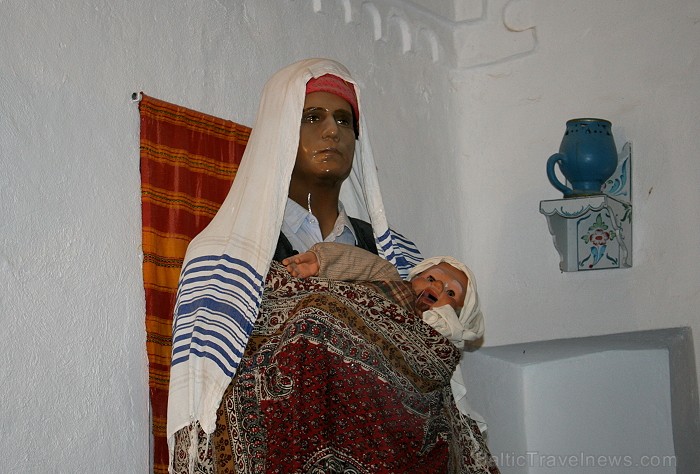 Guellala ciematā (Džerba, Tunisija) atrodas etnogrāfijas muzejs. Te var iepazīt Tunisijas tautas vēsturi: tradīcijas, paražas, kāzu rituālus, bērna pi 90443