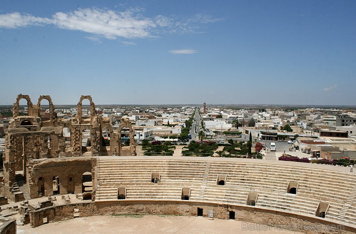 Mazā Tunisijas pilsētā El-Jem atrodas liels un slavens kolizejs. Tas tika uzcelts pirms 1800 gadiem. Tieši šajā kolizejā tika uzņemta slavena Holivuda 90493