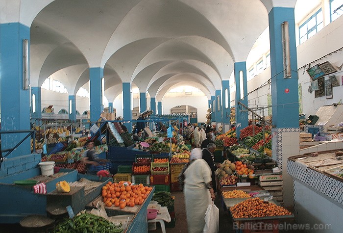 Dodies Tunisijas kolorīta meklējumos uz Mahdijas pilsētas vietējo ostas tirdziņu 90667