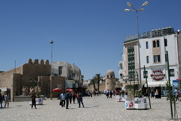 Susa ir Tunisijas trešā lielākā pilsēta. Tās vecpilsēta atrodas aiz 2 km garas aizsargsienas, kura tika uzcelta 859. gadā. Vecpilsēta ir iekļauta UNES 90699