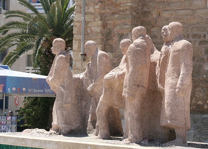 Susa ir Tunisijas trešā lielākā pilsēta. Tās vecpilsēta atrodas aiz 2 km garas aizsargsienas, kura tika uzcelta 859. gadā. Vecpilsēta ir iekļauta UNES 90701
