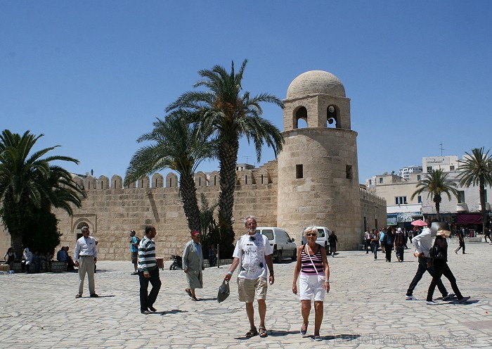 Susa ir Tunisijas trešā lielākā pilsēta. Tās vecpilsēta atrodas aiz 2 km garas aizsargsienas, kura tika uzcelta 859. gadā. Vecpilsēta ir iekļauta UNES 90702