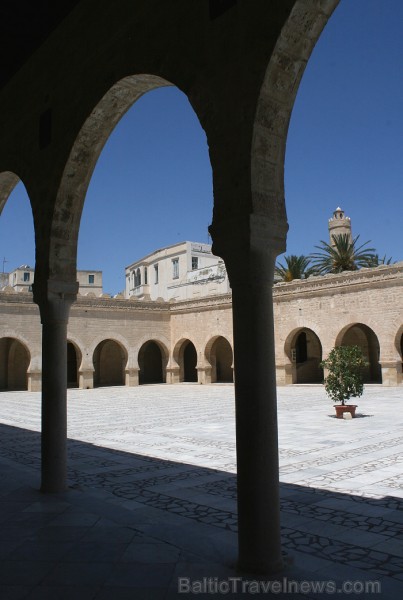 Susa ir Tunisijas trešā lielākā pilsēta. Tās vecpilsēta atrodas aiz 2 km garas aizsargsienas, kura tika uzcelta 859. gadā. Vecpilsēta ir iekļauta UNES 90705
