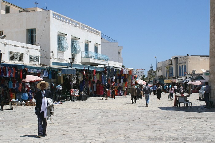 Susa ir Tunisijas trešā lielākā pilsēta. Tās vecpilsēta atrodas aiz 2 km garas aizsargsienas, kura tika uzcelta 859. gadā. Vecpilsēta ir iekļauta UNES 90711