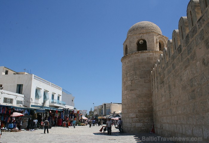 Susa ir Tunisijas trešā lielākā pilsēta. Tās vecpilsēta atrodas aiz 2 km garas aizsargsienas, kura tika uzcelta 859. gadā. Vecpilsēta ir iekļauta UNES 90712