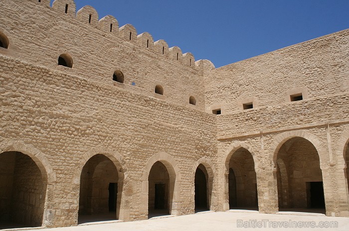 Susa ir Tunisijas trešā lielākā pilsēta. Tās vecpilsēta atrodas aiz 2 km garas aizsargsienas, kura tika uzcelta 859. gadā. Vecpilsēta ir iekļauta UNES 90714