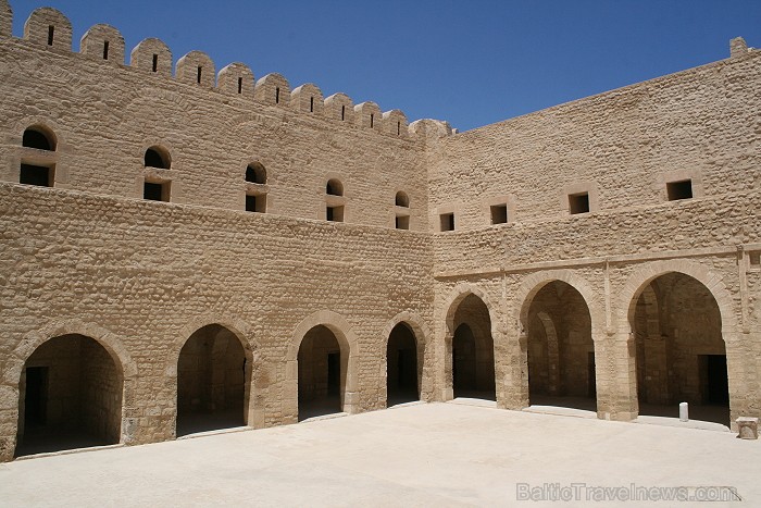 Susa ir Tunisijas trešā lielākā pilsēta. Tās vecpilsēta atrodas aiz 2 km garas aizsargsienas, kura tika uzcelta 859. gadā. Vecpilsēta ir iekļauta UNES 90716