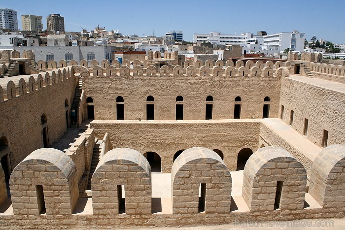 Susa ir Tunisijas trešā lielākā pilsēta. Tās vecpilsēta atrodas aiz 2 km garas aizsargsienas, kura tika uzcelta 859. gadā. Vecpilsēta ir iekļauta UNES 90717