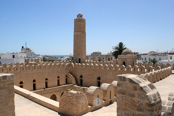 Susa ir Tunisijas trešā lielākā pilsēta. Tās vecpilsēta atrodas aiz 2 km garas aizsargsienas, kura tika uzcelta 859. gadā. Vecpilsēta ir iekļauta UNES 90719