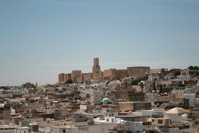 Susa ir Tunisijas trešā lielākā pilsēta. Tās vecpilsēta atrodas aiz 2 km garas aizsargsienas, kura tika uzcelta 859. gadā. Vecpilsēta ir iekļauta UNES 90722