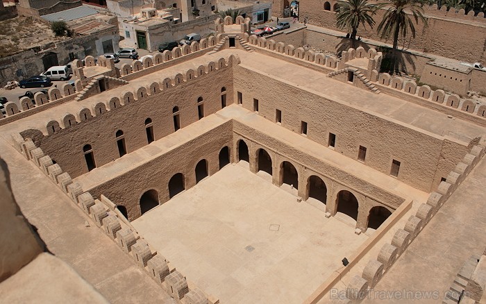 Susa ir Tunisijas trešā lielākā pilsēta. Tās vecpilsēta atrodas aiz 2 km garas aizsargsienas, kura tika uzcelta 859. gadā. Vecpilsēta ir iekļauta UNES 90723