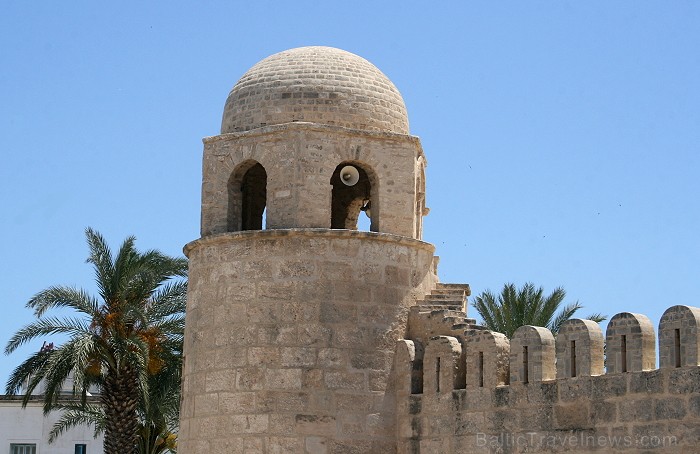 Susa ir Tunisijas trešā lielākā pilsēta. Tās vecpilsēta atrodas aiz 2 km garas aizsargsienas, kura tika uzcelta 859. gadā. Vecpilsēta ir iekļauta UNES 90724