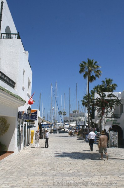 Susa ir Tunisijas trešā lielākā pilsēta. Tās vecpilsēta atrodas aiz 2 km garas aizsargsienas, kura tika uzcelta 859. gadā. Vecpilsēta ir iekļauta UNES 90727