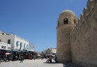 Susa ir Tunisijas trešā lielākā pilsēta. Tās vecpilsēta atrodas aiz 2 km garas aizsargsienas, kura tika uzcelta 859. gadā. Vecpilsēta ir iekļauta UNES 14