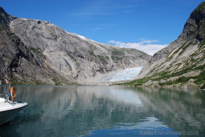 Sognefjords ir pats garākais fjords pasaulē un tiek saukts par fjordu karali. Tas ir 219 kilometru garš, sešus kilometrus plats un līdz pat 1308 metru 90854