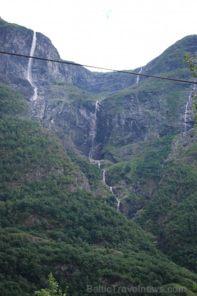 Sognefjords ir pats garākais fjords pasaulē un tiek saukts par fjordu karali. Tas ir 219 kilometru garš, sešus kilometrus plats un līdz pat 1308 metru 90870