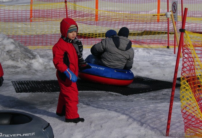 Sniega Parkā Mežaparkā vēl iespējams baudīt ziemas priekus, ko aktīvi izmanto gan bērni, gan pieaugušie www.sniegaparks.lv 91164