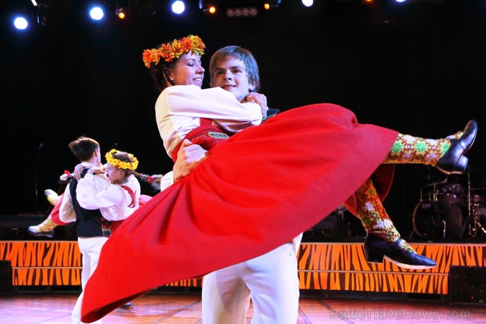 Skolēnu brīvlaikā uz Tallink kuģa dejotprasmi rādīja Dzintariņš un Dzītariņš, bet leļļu teātris priecēja ar izrādi Joka pēc alfabēts. Foto: Juris Ķilk 91347